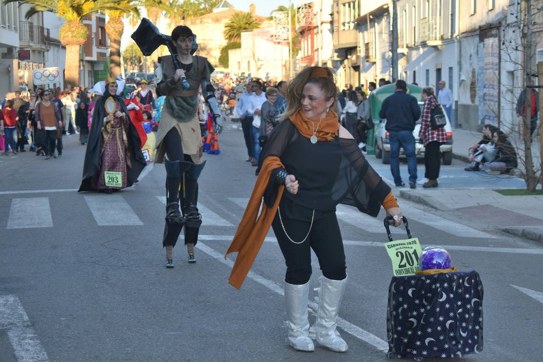 La tarde del pasado sábado 22 de febrero Miajadas acogió a cientos de personas que participaron en el Gran Desfile de Carnaval y asistieron a presenciarlo y disfrutarlo. La localidad se convirtió en un mundo de fantasía donde todo tenía cabida: Alaskas de diferentes edades, científicos locos, las Olimpiadas, luchadores de esgrima, astronautas, monstruos, caballeros, vikingos del futuro, arlequines, hortalizas que cobraron vida, piratas que llegaron desde muy muy lejos y traían su propia isla a cuestas, tribus llegadas desde tierras aún más lejanas, e incluso el mismísimo Buda. El mundo Disney fue el gran protagonista, con bailarines de fantasía, princesas hormonadas, madrastras malvadas, Blancanieves y el príncipe, Pinocho y Geppetto y Alicia en el País de las maravillas con un sombrerero loco multiplicado sobre sí mismo. El gran musical que marcó la vida de muchos y muchas adolescentes y el gran referente que es en sí misma la película 'Grease' llegó a Miajadas de mano de la comparsa 'Los Colegas'. Y, cómo no, la gran maestría de los músicos que amenizaron el desfile de más de 700 participantes y que, como merecía la ocasión, lucieron sus mejores galas. 