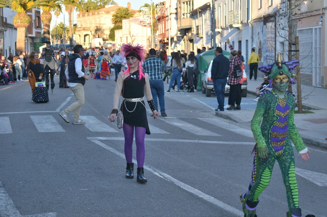 La tarde del pasado sábado 22 de febrero Miajadas acogió a cientos de personas que participaron en el Gran Desfile de Carnaval y asistieron a presenciarlo y disfrutarlo. La localidad se convirtió en un mundo de fantasía donde todo tenía cabida: Alaskas de diferentes edades, científicos locos, las Olimpiadas, luchadores de esgrima, astronautas, monstruos, caballeros, vikingos del futuro, arlequines, hortalizas que cobraron vida, piratas que llegaron desde muy muy lejos y traían su propia isla a cuestas, tribus llegadas desde tierras aún más lejanas, e incluso el mismísimo Buda. El mundo Disney fue el gran protagonista, con bailarines de fantasía, princesas hormonadas, madrastras malvadas, Blancanieves y el príncipe, Pinocho y Geppetto y Alicia en el País de las maravillas con un sombrerero loco multiplicado sobre sí mismo. El gran musical que marcó la vida de muchos y muchas adolescentes y el gran referente que es en sí misma la película 'Grease' llegó a Miajadas de mano de la comparsa 'Los Colegas'. Y, cómo no, la gran maestría de los músicos que amenizaron el desfile de más de 700 participantes y que, como merecía la ocasión, lucieron sus mejores galas. 