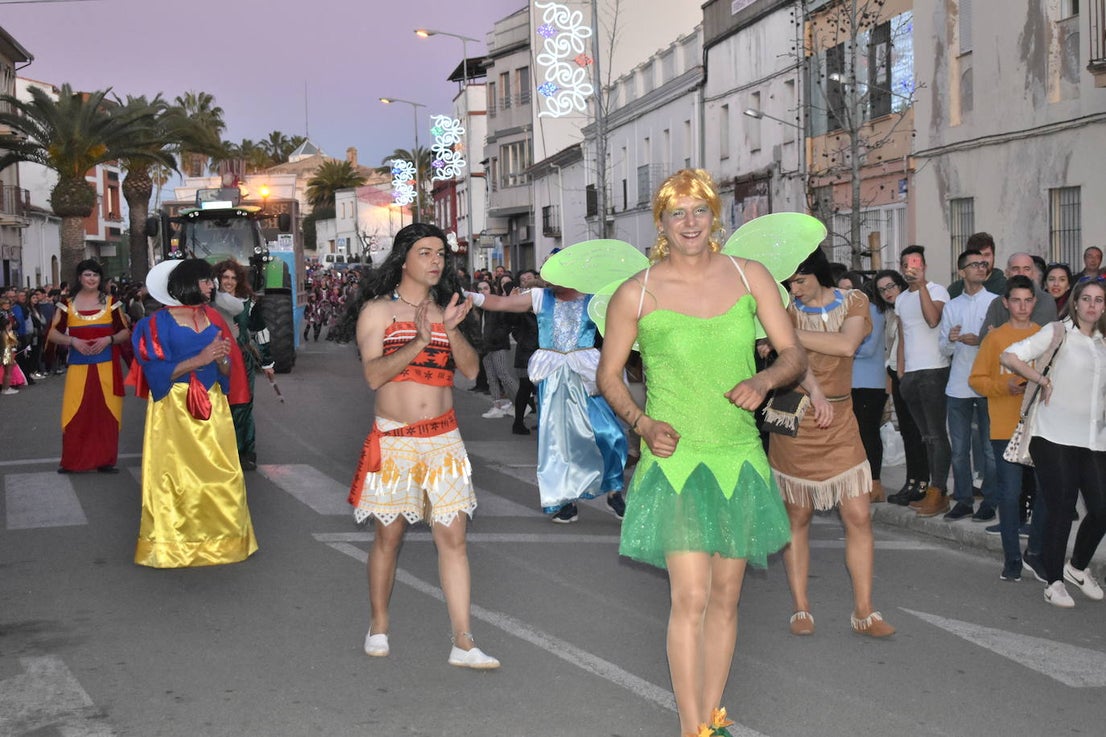 La tarde del pasado sábado 22 de febrero Miajadas acogió a cientos de personas que participaron en el Gran Desfile de Carnaval y asistieron a presenciarlo y disfrutarlo. La localidad se convirtió en un mundo de fantasía donde todo tenía cabida: Alaskas de diferentes edades, científicos locos, las Olimpiadas, luchadores de esgrima, astronautas, monstruos, caballeros, vikingos del futuro, arlequines, hortalizas que cobraron vida, piratas que llegaron desde muy muy lejos y traían su propia isla a cuestas, tribus llegadas desde tierras aún más lejanas, e incluso el mismísimo Buda. El mundo Disney fue el gran protagonista, con bailarines de fantasía, princesas hormonadas, madrastras malvadas, Blancanieves y el príncipe, Pinocho y Geppetto y Alicia en el País de las maravillas con un sombrerero loco multiplicado sobre sí mismo. El gran musical que marcó la vida de muchos y muchas adolescentes y el gran referente que es en sí misma la película 'Grease' llegó a Miajadas de mano de la comparsa 'Los Colegas'. Y, cómo no, la gran maestría de los músicos que amenizaron el desfile de más de 700 participantes y que, como merecía la ocasión, lucieron sus mejores galas. 