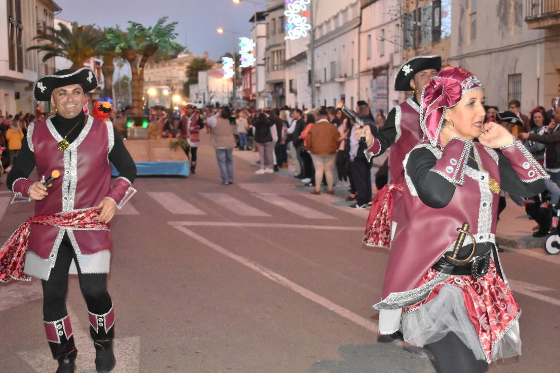 La tarde del pasado sábado 22 de febrero Miajadas acogió a cientos de personas que participaron en el Gran Desfile de Carnaval y asistieron a presenciarlo y disfrutarlo. La localidad se convirtió en un mundo de fantasía donde todo tenía cabida: Alaskas de diferentes edades, científicos locos, las Olimpiadas, luchadores de esgrima, astronautas, monstruos, caballeros, vikingos del futuro, arlequines, hortalizas que cobraron vida, piratas que llegaron desde muy muy lejos y traían su propia isla a cuestas, tribus llegadas desde tierras aún más lejanas, e incluso el mismísimo Buda. El mundo Disney fue el gran protagonista, con bailarines de fantasía, princesas hormonadas, madrastras malvadas, Blancanieves y el príncipe, Pinocho y Geppetto y Alicia en el País de las maravillas con un sombrerero loco multiplicado sobre sí mismo. El gran musical que marcó la vida de muchos y muchas adolescentes y el gran referente que es en sí misma la película 'Grease' llegó a Miajadas de mano de la comparsa 'Los Colegas'. Y, cómo no, la gran maestría de los músicos que amenizaron el desfile de más de 700 participantes y que, como merecía la ocasión, lucieron sus mejores galas. 