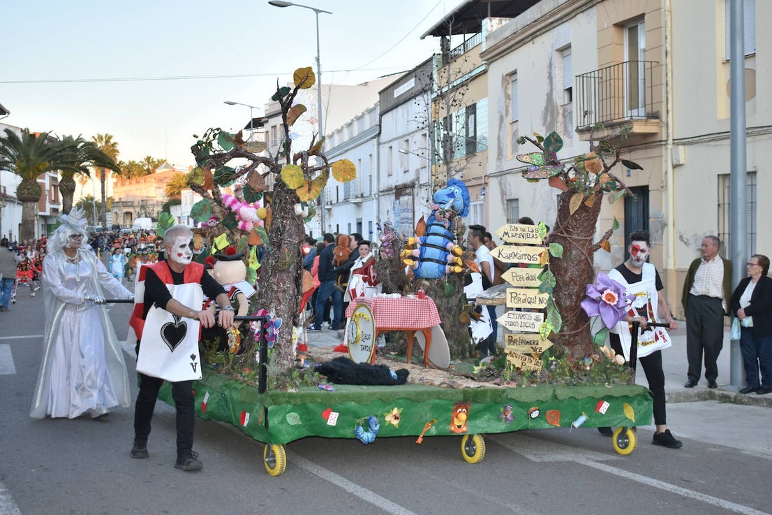 La tarde del pasado sábado 22 de febrero Miajadas acogió a cientos de personas que participaron en el Gran Desfile de Carnaval y asistieron a presenciarlo y disfrutarlo. La localidad se convirtió en un mundo de fantasía donde todo tenía cabida: Alaskas de diferentes edades, científicos locos, las Olimpiadas, luchadores de esgrima, astronautas, monstruos, caballeros, vikingos del futuro, arlequines, hortalizas que cobraron vida, piratas que llegaron desde muy muy lejos y traían su propia isla a cuestas, tribus llegadas desde tierras aún más lejanas, e incluso el mismísimo Buda. El mundo Disney fue el gran protagonista, con bailarines de fantasía, princesas hormonadas, madrastras malvadas, Blancanieves y el príncipe, Pinocho y Geppetto y Alicia en el País de las maravillas con un sombrerero loco multiplicado sobre sí mismo. El gran musical que marcó la vida de muchos y muchas adolescentes y el gran referente que es en sí misma la película 'Grease' llegó a Miajadas de mano de la comparsa 'Los Colegas'. Y, cómo no, la gran maestría de los músicos que amenizaron el desfile de más de 700 participantes y que, como merecía la ocasión, lucieron sus mejores galas. 