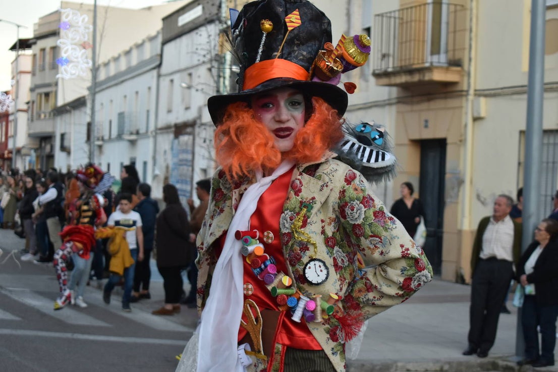 La tarde del pasado sábado 22 de febrero Miajadas acogió a cientos de personas que participaron en el Gran Desfile de Carnaval y asistieron a presenciarlo y disfrutarlo. La localidad se convirtió en un mundo de fantasía donde todo tenía cabida: Alaskas de diferentes edades, científicos locos, las Olimpiadas, luchadores de esgrima, astronautas, monstruos, caballeros, vikingos del futuro, arlequines, hortalizas que cobraron vida, piratas que llegaron desde muy muy lejos y traían su propia isla a cuestas, tribus llegadas desde tierras aún más lejanas, e incluso el mismísimo Buda. El mundo Disney fue el gran protagonista, con bailarines de fantasía, princesas hormonadas, madrastras malvadas, Blancanieves y el príncipe, Pinocho y Geppetto y Alicia en el País de las maravillas con un sombrerero loco multiplicado sobre sí mismo. El gran musical que marcó la vida de muchos y muchas adolescentes y el gran referente que es en sí misma la película 'Grease' llegó a Miajadas de mano de la comparsa 'Los Colegas'. Y, cómo no, la gran maestría de los músicos que amenizaron el desfile de más de 700 participantes y que, como merecía la ocasión, lucieron sus mejores galas. 