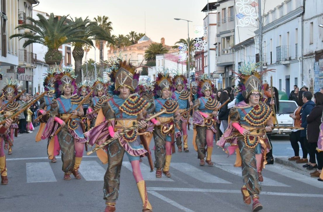 La tarde del pasado sábado 22 de febrero Miajadas acogió a cientos de personas que participaron en el Gran Desfile de Carnaval y asistieron a presenciarlo y disfrutarlo. La localidad se convirtió en un mundo de fantasía donde todo tenía cabida: Alaskas de diferentes edades, científicos locos, las Olimpiadas, luchadores de esgrima, astronautas, monstruos, caballeros, vikingos del futuro, arlequines, hortalizas que cobraron vida, piratas que llegaron desde muy muy lejos y traían su propia isla a cuestas, tribus llegadas desde tierras aún más lejanas, e incluso el mismísimo Buda. El mundo Disney fue el gran protagonista, con bailarines de fantasía, princesas hormonadas, madrastras malvadas, Blancanieves y el príncipe, Pinocho y Geppetto y Alicia en el País de las maravillas con un sombrerero loco multiplicado sobre sí mismo. El gran musical que marcó la vida de muchos y muchas adolescentes y el gran referente que es en sí misma la película 'Grease' llegó a Miajadas de mano de la comparsa 'Los Colegas'. Y, cómo no, la gran maestría de los músicos que amenizaron el desfile de más de 700 participantes y que, como merecía la ocasión, lucieron sus mejores galas. 
