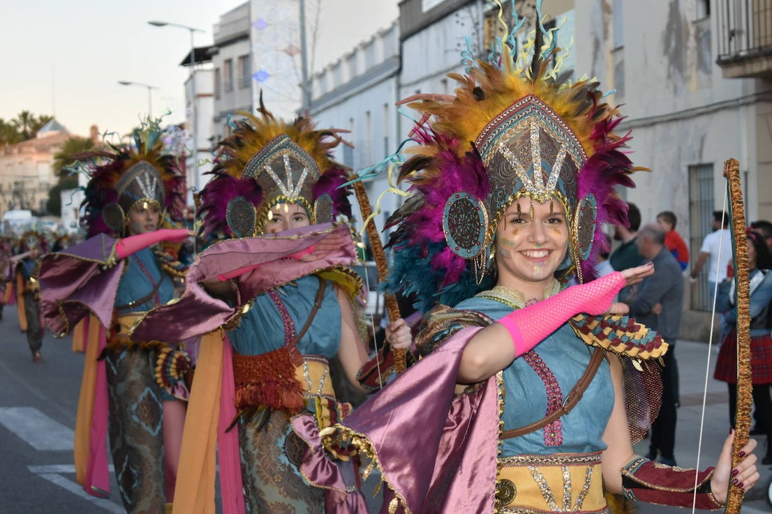 La tarde del pasado sábado 22 de febrero Miajadas acogió a cientos de personas que participaron en el Gran Desfile de Carnaval y asistieron a presenciarlo y disfrutarlo. La localidad se convirtió en un mundo de fantasía donde todo tenía cabida: Alaskas de diferentes edades, científicos locos, las Olimpiadas, luchadores de esgrima, astronautas, monstruos, caballeros, vikingos del futuro, arlequines, hortalizas que cobraron vida, piratas que llegaron desde muy muy lejos y traían su propia isla a cuestas, tribus llegadas desde tierras aún más lejanas, e incluso el mismísimo Buda. El mundo Disney fue el gran protagonista, con bailarines de fantasía, princesas hormonadas, madrastras malvadas, Blancanieves y el príncipe, Pinocho y Geppetto y Alicia en el País de las maravillas con un sombrerero loco multiplicado sobre sí mismo. El gran musical que marcó la vida de muchos y muchas adolescentes y el gran referente que es en sí misma la película 'Grease' llegó a Miajadas de mano de la comparsa 'Los Colegas'. Y, cómo no, la gran maestría de los músicos que amenizaron el desfile de más de 700 participantes y que, como merecía la ocasión, lucieron sus mejores galas. 