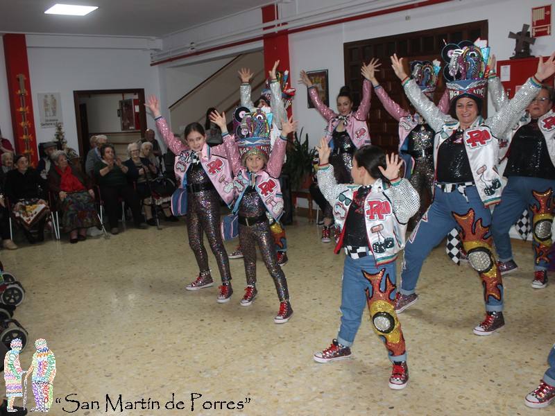 Componentes de la comparsa 'Los Colegas' llevaron su espectáculo 'Grease' a la residencia 