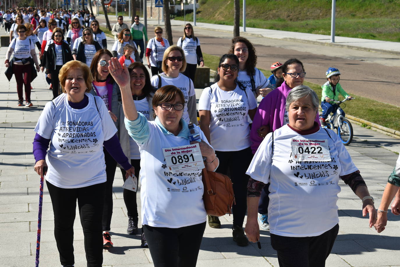 Con motivo del Día de la mujer, 8 de marzo, Miajadas ha destinado esta semana al sexo femenino y a la igualdad de oportunidades bajo el lema 'Soñadoras, atrevidas, apasionadas, inteligentes, lindas,…'. Las actividades culminaron ayer día 7 de marzo con la concentración de los vecinos de los municipios de la Mancomunidad Zona Centro en la localidad, donde celebraron un día de deporte reivindicativo, con la 'V marcha popular de la mujer', en la que participaron 1.200 personas, una Master Class de zumba y la performance 'De mujer a mujer' ofrecida por Meaxadas Teatro. La guinda del día la puso el sorteo de una bicicleta entre los y las participantes de la marcha, que fue a parar a manos de la alonseña Mari Carmen Guerrero. 