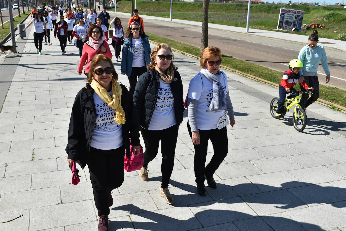 Con motivo del Día de la mujer, 8 de marzo, Miajadas ha destinado esta semana al sexo femenino y a la igualdad de oportunidades bajo el lema 'Soñadoras, atrevidas, apasionadas, inteligentes, lindas,…'. Las actividades culminaron ayer día 7 de marzo con la concentración de los vecinos de los municipios de la Mancomunidad Zona Centro en la localidad, donde celebraron un día de deporte reivindicativo, con la 'V marcha popular de la mujer', en la que participaron 1.200 personas, una Master Class de zumba y la performance 'De mujer a mujer' ofrecida por Meaxadas Teatro. La guinda del día la puso el sorteo de una bicicleta entre los y las participantes de la marcha, que fue a parar a manos de la alonseña Mari Carmen Guerrero. 