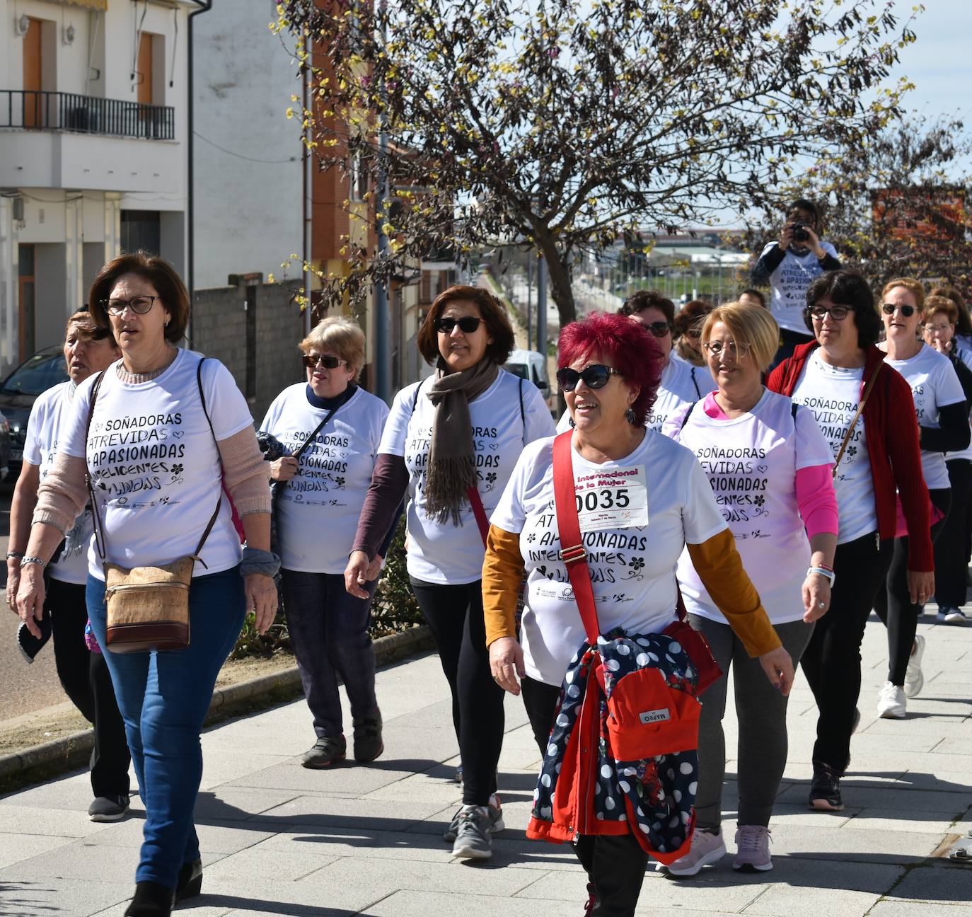 Con motivo del Día de la mujer, 8 de marzo, Miajadas ha destinado esta semana al sexo femenino y a la igualdad de oportunidades bajo el lema 'Soñadoras, atrevidas, apasionadas, inteligentes, lindas,…'. Las actividades culminaron ayer día 7 de marzo con la concentración de los vecinos de los municipios de la Mancomunidad Zona Centro en la localidad, donde celebraron un día de deporte reivindicativo, con la 'V marcha popular de la mujer', en la que participaron 1.200 personas, una Master Class de zumba y la performance 'De mujer a mujer' ofrecida por Meaxadas Teatro. La guinda del día la puso el sorteo de una bicicleta entre los y las participantes de la marcha, que fue a parar a manos de la alonseña Mari Carmen Guerrero. 