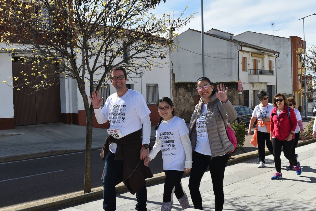 Con motivo del Día de la mujer, 8 de marzo, Miajadas ha destinado esta semana al sexo femenino y a la igualdad de oportunidades bajo el lema 'Soñadoras, atrevidas, apasionadas, inteligentes, lindas,…'. Las actividades culminaron ayer día 7 de marzo con la concentración de los vecinos de los municipios de la Mancomunidad Zona Centro en la localidad, donde celebraron un día de deporte reivindicativo, con la 'V marcha popular de la mujer', en la que participaron 1.200 personas, una Master Class de zumba y la performance 'De mujer a mujer' ofrecida por Meaxadas Teatro. La guinda del día la puso el sorteo de una bicicleta entre los y las participantes de la marcha, que fue a parar a manos de la alonseña Mari Carmen Guerrero. 