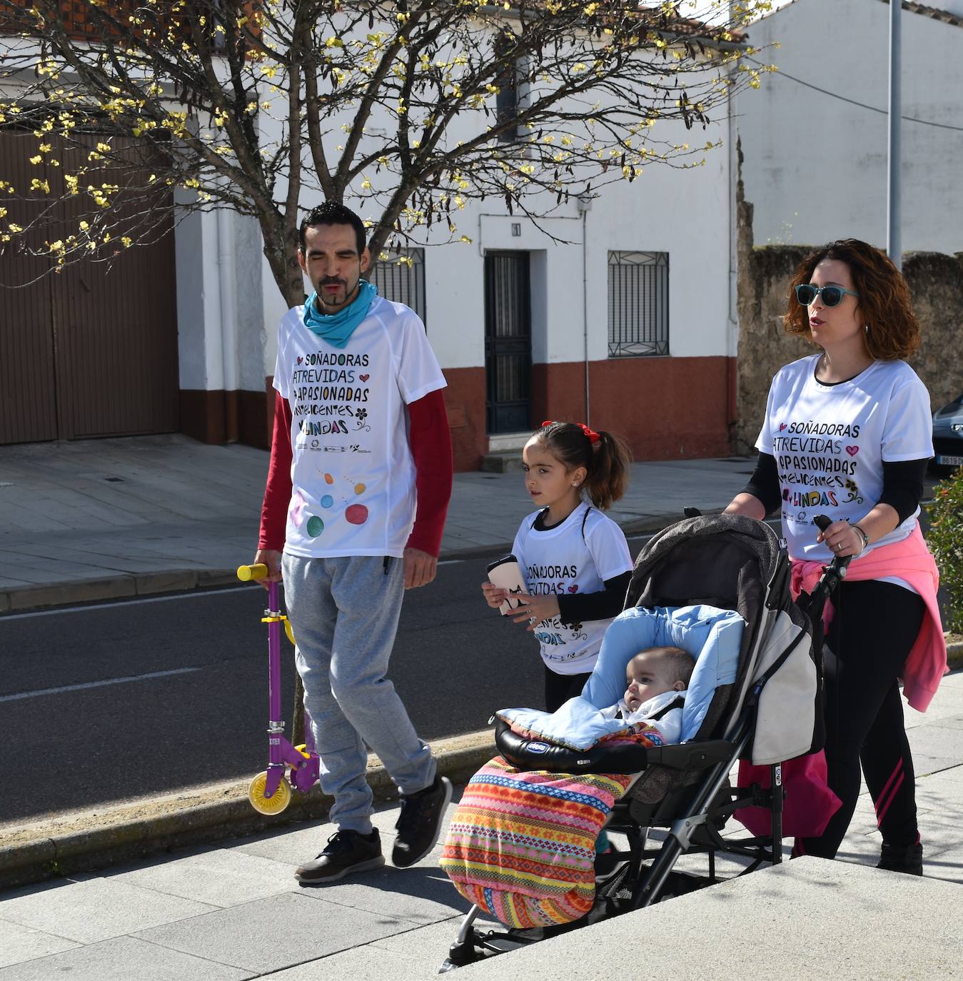 Con motivo del Día de la mujer, 8 de marzo, Miajadas ha destinado esta semana al sexo femenino y a la igualdad de oportunidades bajo el lema 'Soñadoras, atrevidas, apasionadas, inteligentes, lindas,…'. Las actividades culminaron ayer día 7 de marzo con la concentración de los vecinos de los municipios de la Mancomunidad Zona Centro en la localidad, donde celebraron un día de deporte reivindicativo, con la 'V marcha popular de la mujer', en la que participaron 1.200 personas, una Master Class de zumba y la performance 'De mujer a mujer' ofrecida por Meaxadas Teatro. La guinda del día la puso el sorteo de una bicicleta entre los y las participantes de la marcha, que fue a parar a manos de la alonseña Mari Carmen Guerrero. 