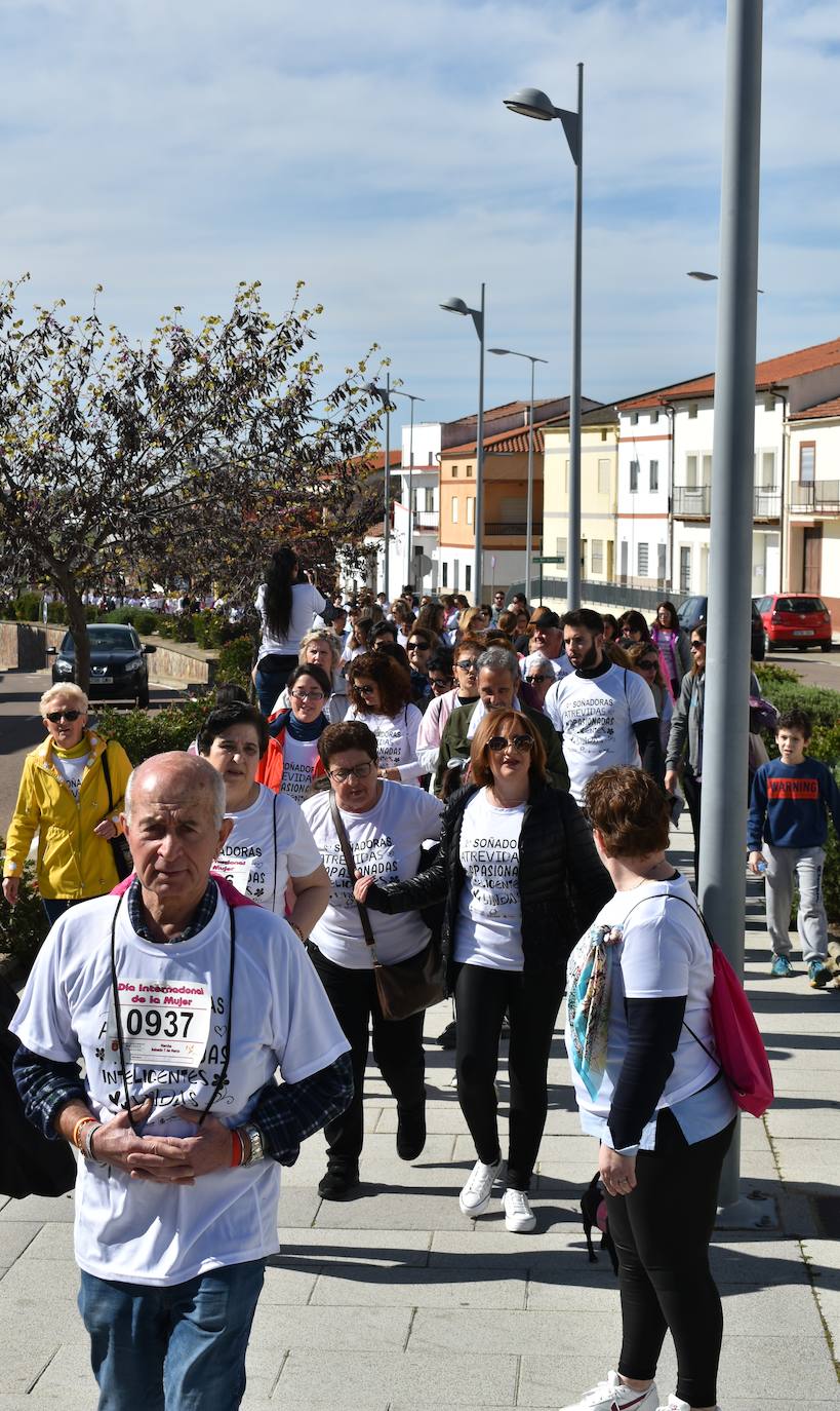 Con motivo del Día de la mujer, 8 de marzo, Miajadas ha destinado esta semana al sexo femenino y a la igualdad de oportunidades bajo el lema 'Soñadoras, atrevidas, apasionadas, inteligentes, lindas,…'. Las actividades culminaron ayer día 7 de marzo con la concentración de los vecinos de los municipios de la Mancomunidad Zona Centro en la localidad, donde celebraron un día de deporte reivindicativo, con la 'V marcha popular de la mujer', en la que participaron 1.200 personas, una Master Class de zumba y la performance 'De mujer a mujer' ofrecida por Meaxadas Teatro. La guinda del día la puso el sorteo de una bicicleta entre los y las participantes de la marcha, que fue a parar a manos de la alonseña Mari Carmen Guerrero. 