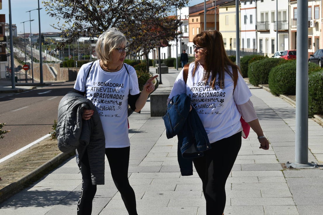 Con motivo del Día de la mujer, 8 de marzo, Miajadas ha destinado esta semana al sexo femenino y a la igualdad de oportunidades bajo el lema 'Soñadoras, atrevidas, apasionadas, inteligentes, lindas,…'. Las actividades culminaron ayer día 7 de marzo con la concentración de los vecinos de los municipios de la Mancomunidad Zona Centro en la localidad, donde celebraron un día de deporte reivindicativo, con la 'V marcha popular de la mujer', en la que participaron 1.200 personas, una Master Class de zumba y la performance 'De mujer a mujer' ofrecida por Meaxadas Teatro. La guinda del día la puso el sorteo de una bicicleta entre los y las participantes de la marcha, que fue a parar a manos de la alonseña Mari Carmen Guerrero. 