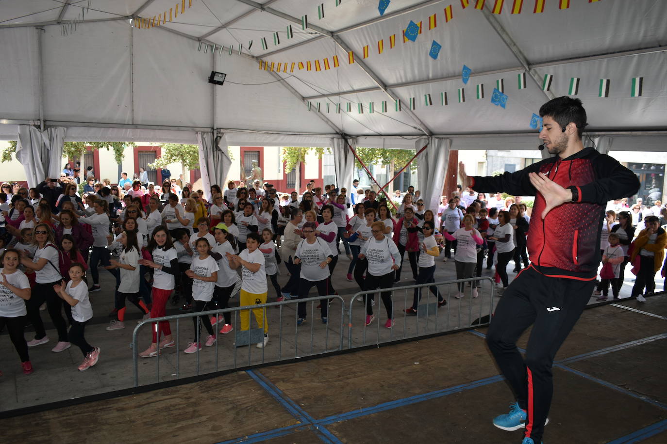 Con motivo del Día de la mujer, 8 de marzo, Miajadas ha destinado esta semana al sexo femenino y a la igualdad de oportunidades bajo el lema 'Soñadoras, atrevidas, apasionadas, inteligentes, lindas,…'. Las actividades culminaron ayer día 7 de marzo con la concentración de los vecinos de los municipios de la Mancomunidad Zona Centro en la localidad, donde celebraron un día de deporte reivindicativo, con la 'V marcha popular de la mujer', en la que participaron 1.200 personas, una Master Class de zumba y la performance 'De mujer a mujer' ofrecida por Meaxadas Teatro. La guinda del día la puso el sorteo de una bicicleta entre los y las participantes de la marcha, que fue a parar a manos de la alonseña Mari Carmen Guerrero. 