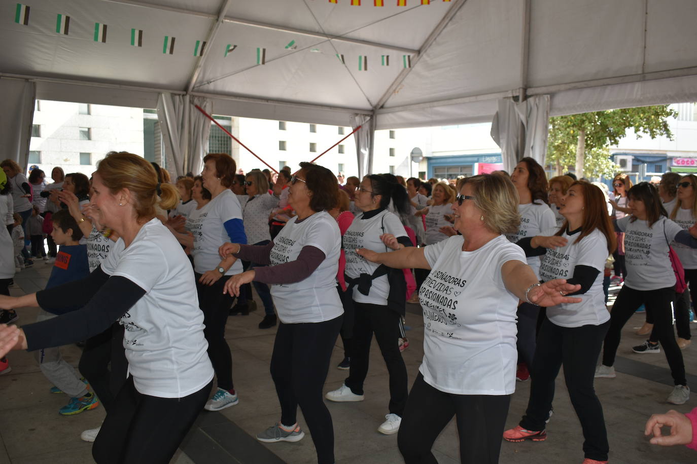 Con motivo del Día de la mujer, 8 de marzo, Miajadas ha destinado esta semana al sexo femenino y a la igualdad de oportunidades bajo el lema 'Soñadoras, atrevidas, apasionadas, inteligentes, lindas,…'. Las actividades culminaron ayer día 7 de marzo con la concentración de los vecinos de los municipios de la Mancomunidad Zona Centro en la localidad, donde celebraron un día de deporte reivindicativo, con la 'V marcha popular de la mujer', en la que participaron 1.200 personas, una Master Class de zumba y la performance 'De mujer a mujer' ofrecida por Meaxadas Teatro. La guinda del día la puso el sorteo de una bicicleta entre los y las participantes de la marcha, que fue a parar a manos de la alonseña Mari Carmen Guerrero. 