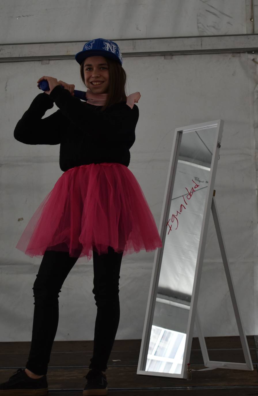 Con motivo del Día de la mujer, 8 de marzo, Miajadas ha destinado esta semana al sexo femenino y a la igualdad de oportunidades bajo el lema 'Soñadoras, atrevidas, apasionadas, inteligentes, lindas,…'. Las actividades culminaron ayer día 7 de marzo con la concentración de los vecinos de los municipios de la Mancomunidad Zona Centro en la localidad, donde celebraron un día de deporte reivindicativo, con la 'V marcha popular de la mujer', en la que participaron 1.200 personas, una Master Class de zumba y la performance 'De mujer a mujer' ofrecida por Meaxadas Teatro. La guinda del día la puso el sorteo de una bicicleta entre los y las participantes de la marcha, que fue a parar a manos de la alonseña Mari Carmen Guerrero. 