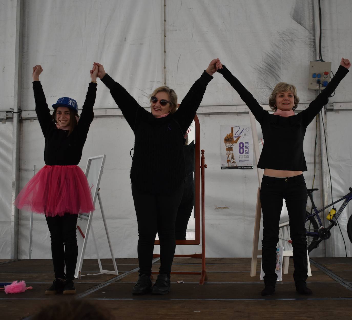 Con motivo del Día de la mujer, 8 de marzo, Miajadas ha destinado esta semana al sexo femenino y a la igualdad de oportunidades bajo el lema 'Soñadoras, atrevidas, apasionadas, inteligentes, lindas,…'. Las actividades culminaron ayer día 7 de marzo con la concentración de los vecinos de los municipios de la Mancomunidad Zona Centro en la localidad, donde celebraron un día de deporte reivindicativo, con la 'V marcha popular de la mujer', en la que participaron 1.200 personas, una Master Class de zumba y la performance 'De mujer a mujer' ofrecida por Meaxadas Teatro. La guinda del día la puso el sorteo de una bicicleta entre los y las participantes de la marcha, que fue a parar a manos de la alonseña Mari Carmen Guerrero. 