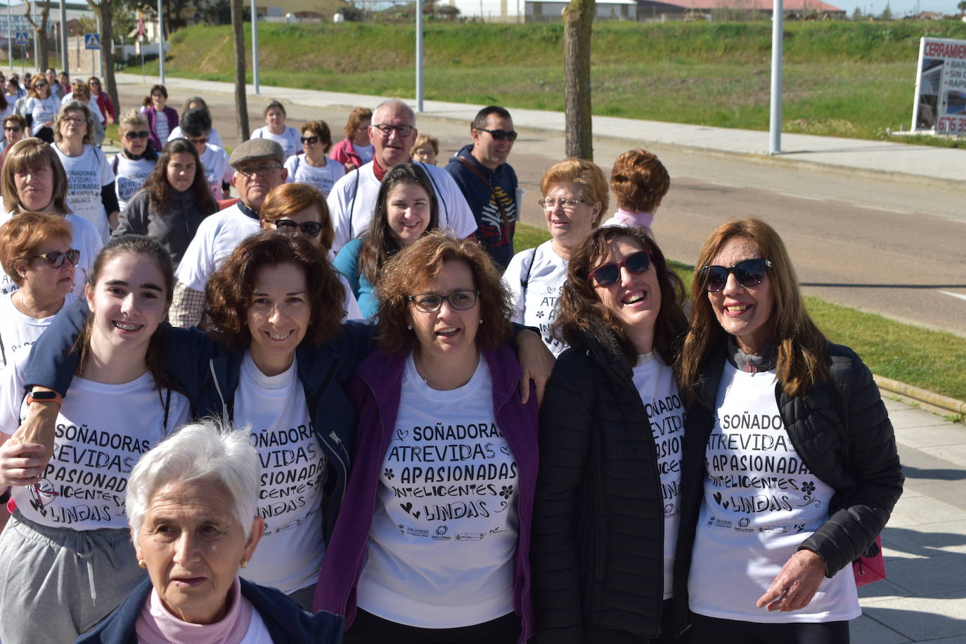 Con motivo del Día de la mujer, 8 de marzo, Miajadas ha destinado esta semana al sexo femenino y a la igualdad de oportunidades bajo el lema 'Soñadoras, atrevidas, apasionadas, inteligentes, lindas,…'. Las actividades culminaron ayer día 7 de marzo con la concentración de los vecinos de los municipios de la Mancomunidad Zona Centro en la localidad, donde celebraron un día de deporte reivindicativo, con la 'V marcha popular de la mujer', en la que participaron 1.200 personas, una Master Class de zumba y la performance 'De mujer a mujer' ofrecida por Meaxadas Teatro. La guinda del día la puso el sorteo de una bicicleta entre los y las participantes de la marcha, que fue a parar a manos de la alonseña Mari Carmen Guerrero. 