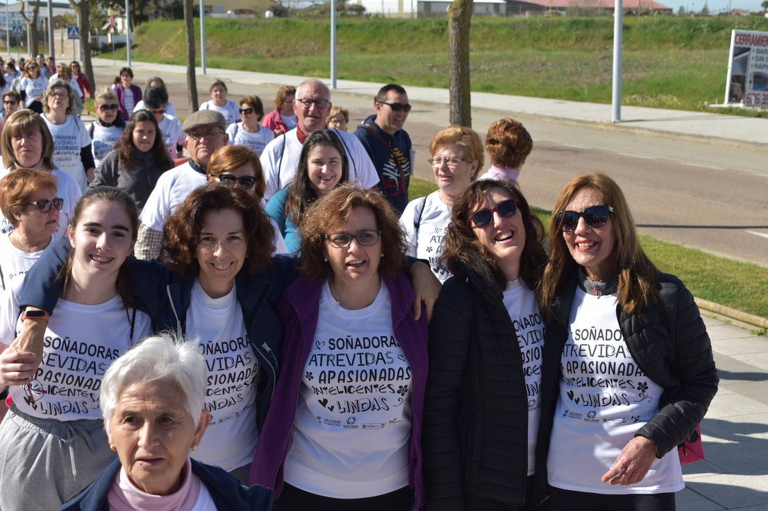 Con motivo del Día de la mujer, 8 de marzo, Miajadas ha destinado esta semana al sexo femenino y a la igualdad de oportunidades bajo el lema 'Soñadoras, atrevidas, apasionadas, inteligentes, lindas,…'. Las actividades culminaron ayer día 7 de marzo con la concentración de los vecinos de los municipios de la Mancomunidad Zona Centro en la localidad, donde celebraron un día de deporte reivindicativo, con la 'V marcha popular de la mujer', en la que participaron 1.200 personas, una Master Class de zumba y la performance 'De mujer a mujer' ofrecida por Meaxadas Teatro. La guinda del día la puso el sorteo de una bicicleta entre los y las participantes de la marcha, que fue a parar a manos de la alonseña Mari Carmen Guerrero. 