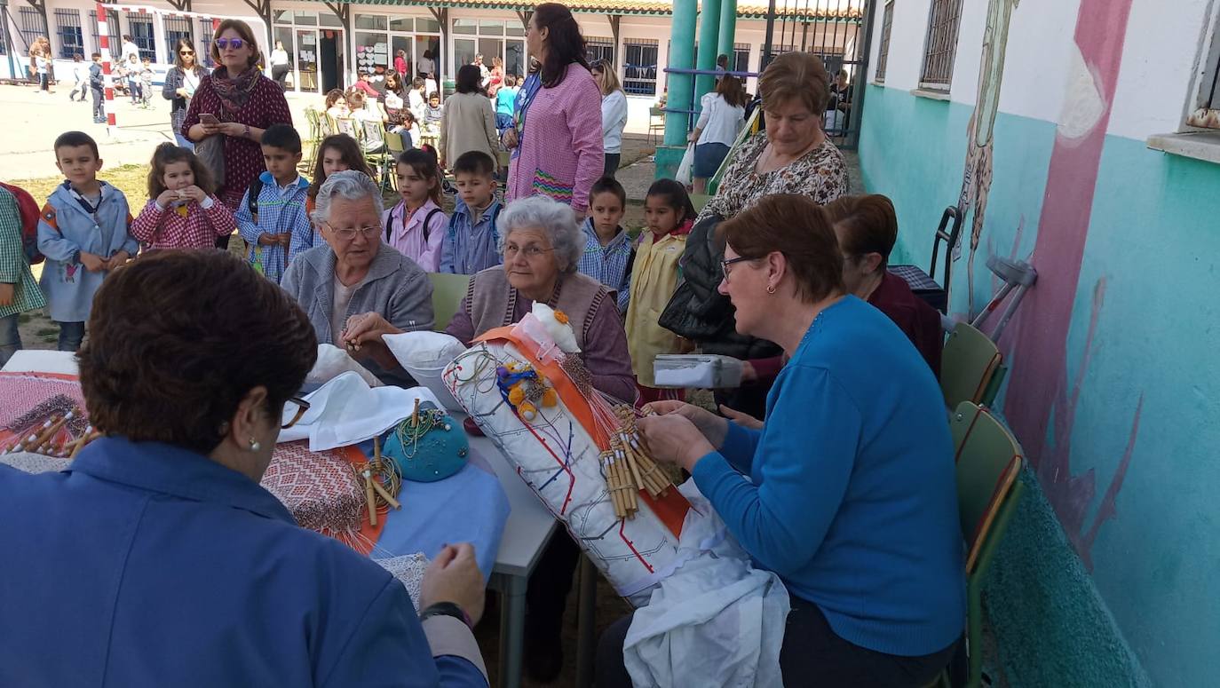 Encuentro intergeneracional celebrado ayer en el CEIP Ntra. Señora de Guadalupe 