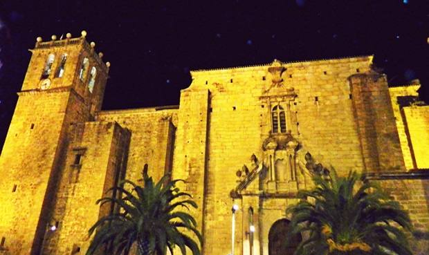 Iglesia Santiago Apóstol de Miajadas por la noche 