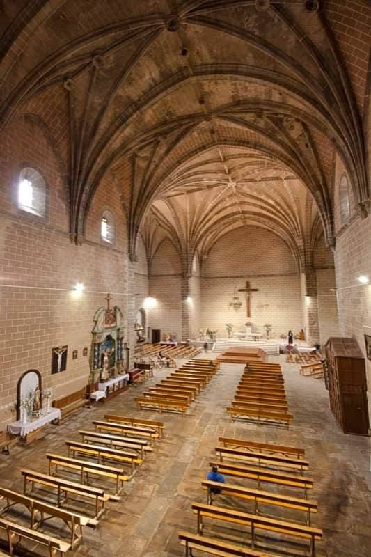 Nave principal y presbiterio de la iglesia 
