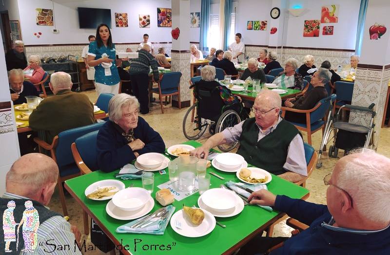 Los mayores de la residencia durante la hora de la comida 