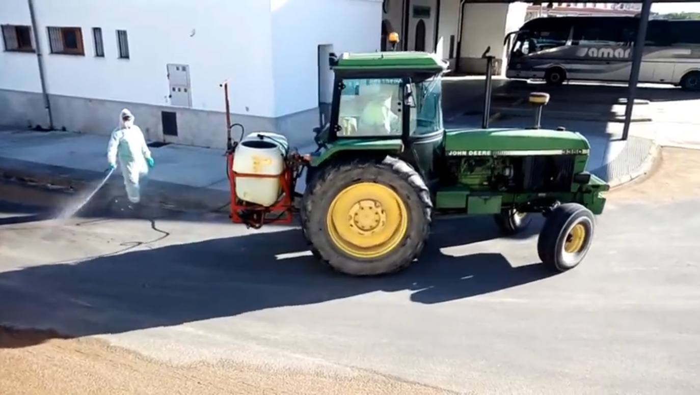 Trabajos de desinfección en la estación de autobuses de Miajadas 