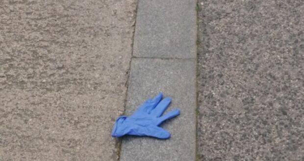 Algunos vecinos tiran los guantes al suelo en lugar de hacerlo en las papeleras 