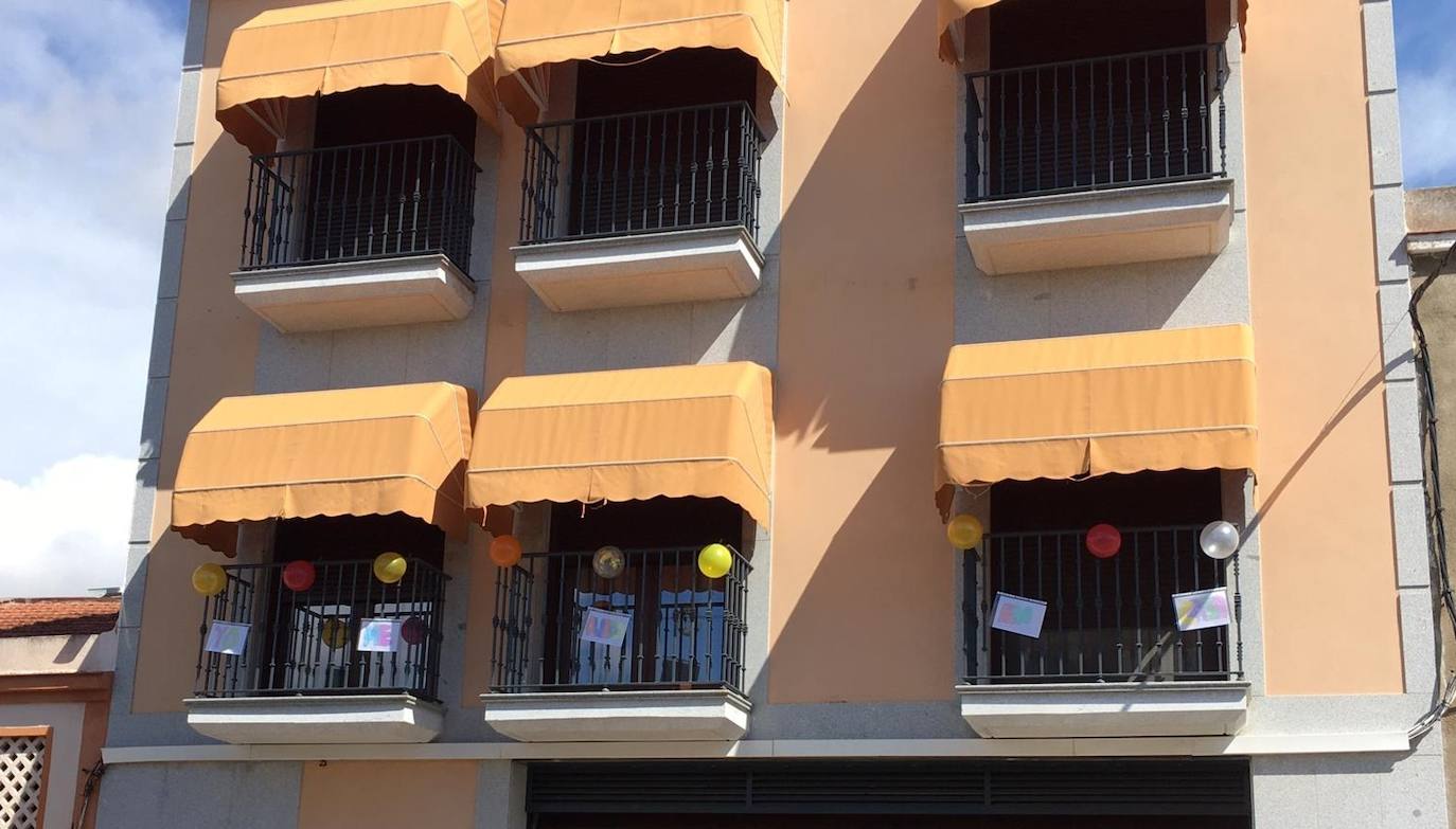 Muchos ciudadanos han adornado sus balcones y ventanas con mensajes de ánimo 
