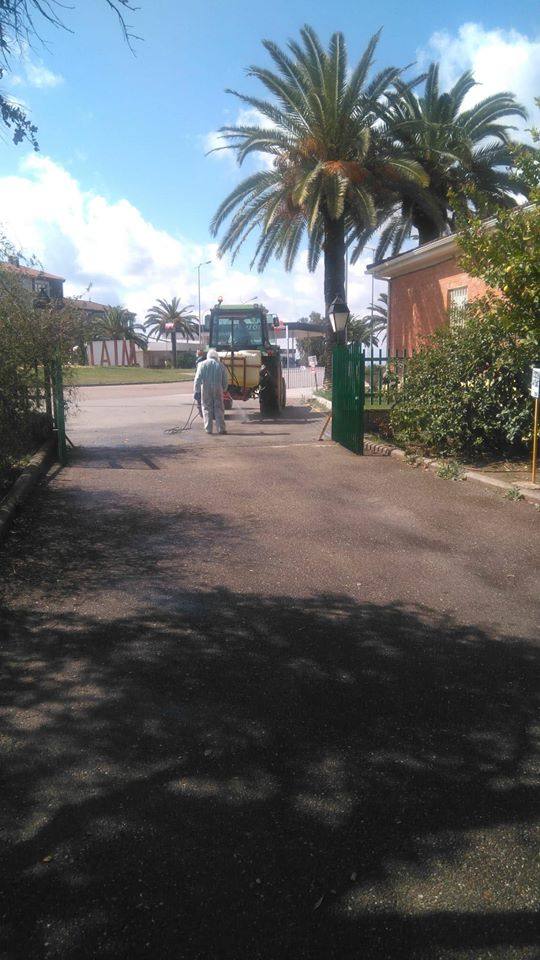 Los operarios de Ayuntamiento realizaron trabajos de desinfección en los centros de mayores 