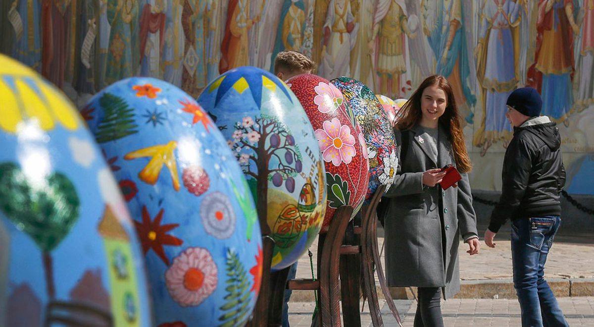 En Ucrania se celebra un festival de huevos de Pascua decorados de distintos tamaños 