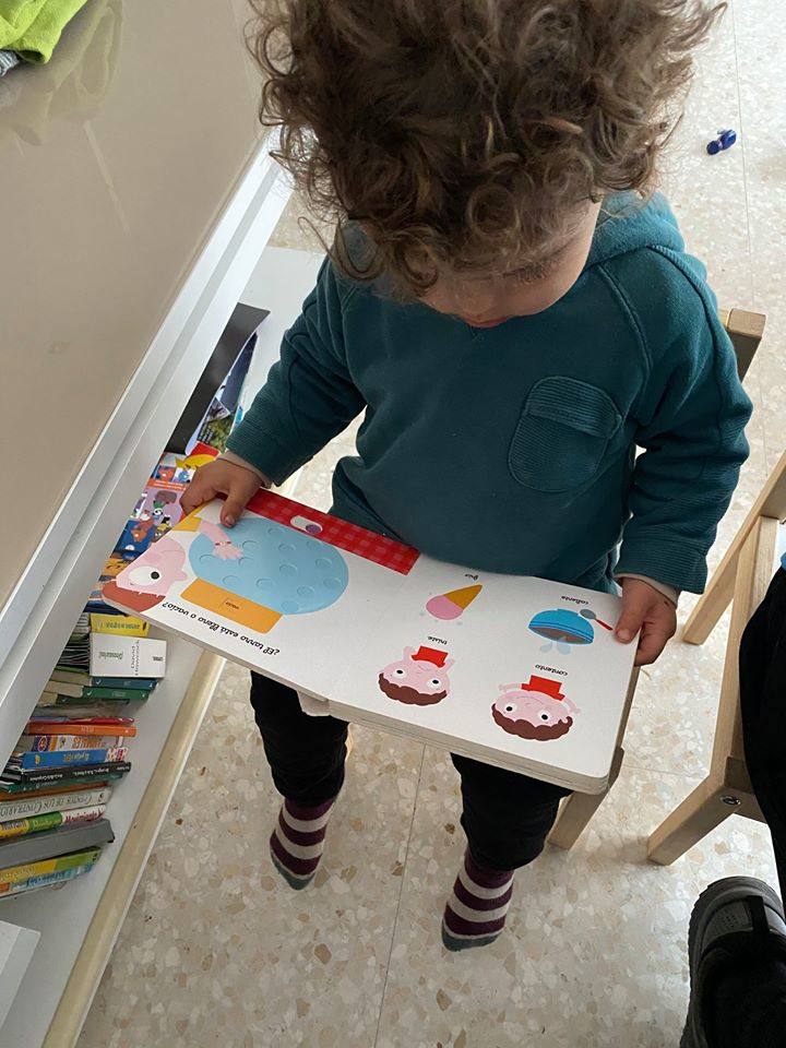 El pasado 23 de abril, con motivo del Día Internacional del libro, los miajadeños viajaron a través de la lectura a los lugares más insospechados. Adultos y niños 'se saltaron el confinamiento' para ir donde su imaginación les llevó, ya que leer un buen libro es la única forma de viajar y vivir aventuras sin tener que salir de casa, y este año más que nunca. Muchos vecinos quisieron compartir sus aventuras y mostrar la importancia de este día. 