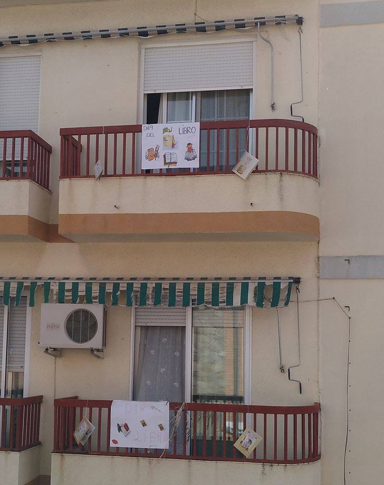 El pasado 23 de abril, con motivo del Día Internacional del libro, los miajadeños viajaron a través de la lectura a los lugares más insospechados. Adultos y niños 'se saltaron el confinamiento' para ir donde su imaginación les llevó, ya que leer un buen libro es la única forma de viajar y vivir aventuras sin tener que salir de casa, y este año más que nunca. Muchos vecinos quisieron compartir sus aventuras y mostrar la importancia de este día. 