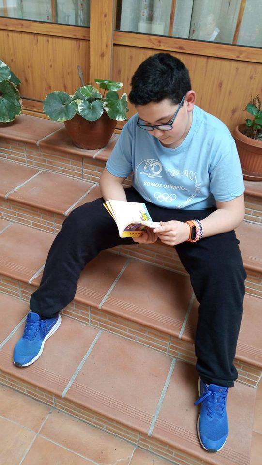 El pasado 23 de abril, con motivo del Día Internacional del libro, los miajadeños viajaron a través de la lectura a los lugares más insospechados. Adultos y niños 'se saltaron el confinamiento' para ir donde su imaginación les llevó, ya que leer un buen libro es la única forma de viajar y vivir aventuras sin tener que salir de casa, y este año más que nunca. Muchos vecinos quisieron compartir sus aventuras y mostrar la importancia de este día. 