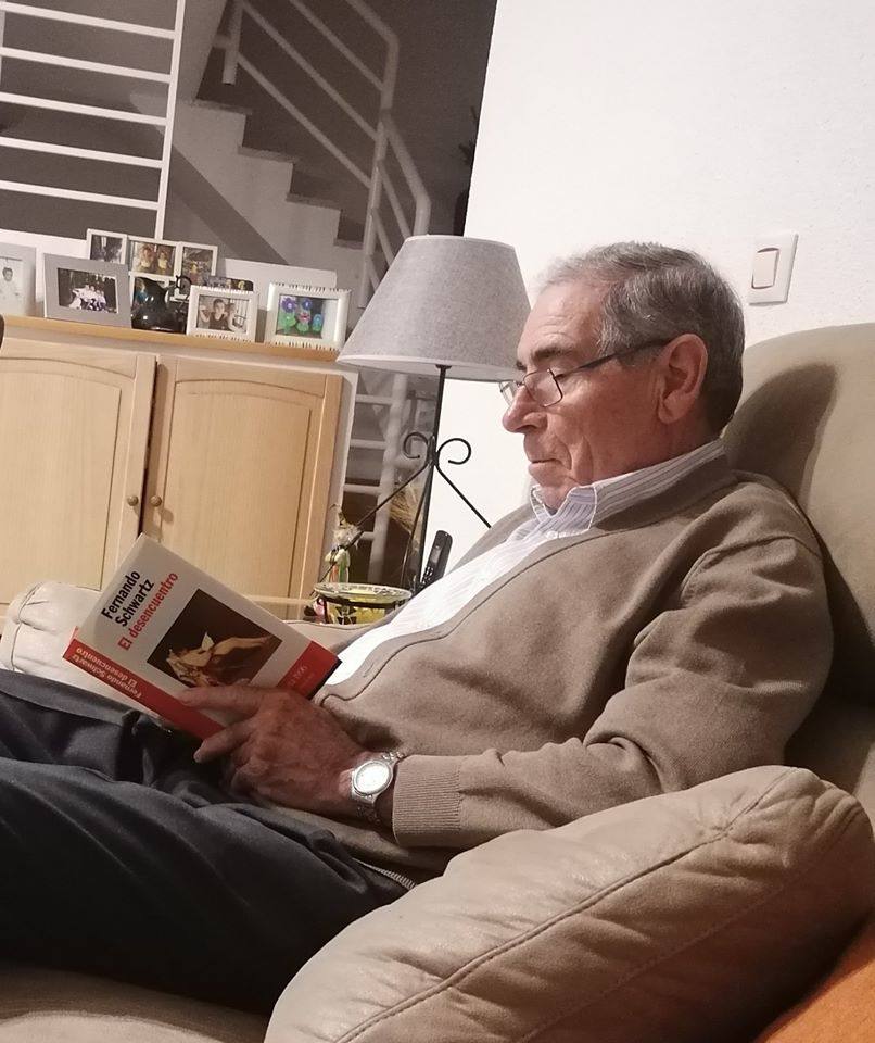 El pasado 23 de abril, con motivo del Día Internacional del libro, los miajadeños viajaron a través de la lectura a los lugares más insospechados. Adultos y niños 'se saltaron el confinamiento' para ir donde su imaginación les llevó, ya que leer un buen libro es la única forma de viajar y vivir aventuras sin tener que salir de casa, y este año más que nunca. Muchos vecinos quisieron compartir sus aventuras y mostrar la importancia de este día. 