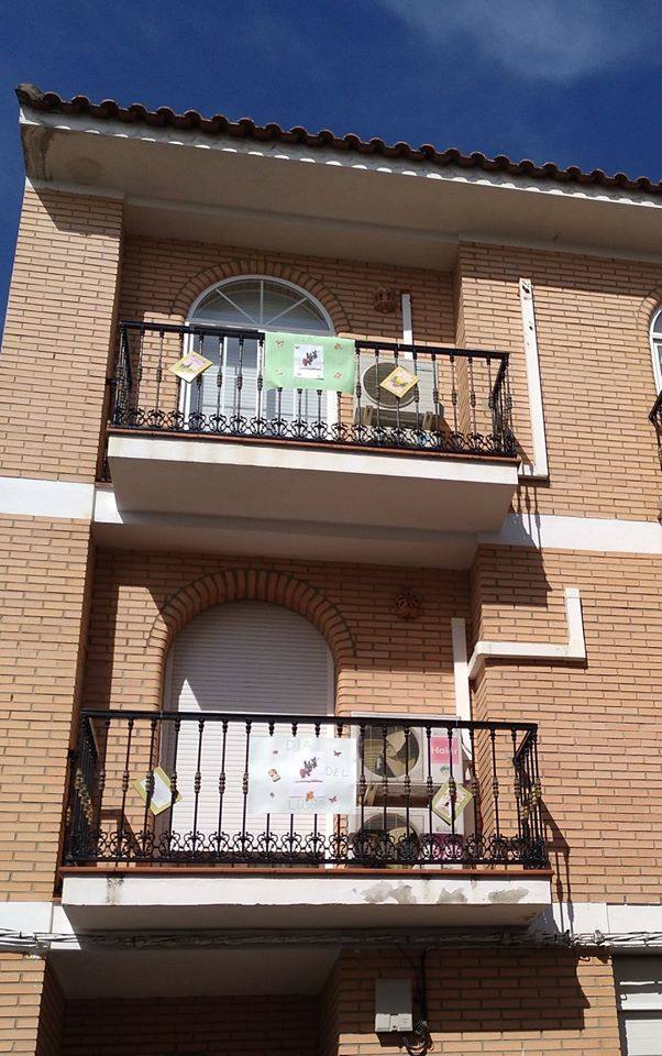El pasado 23 de abril, con motivo del Día Internacional del libro, los miajadeños viajaron a través de la lectura a los lugares más insospechados. Adultos y niños 'se saltaron el confinamiento' para ir donde su imaginación les llevó, ya que leer un buen libro es la única forma de viajar y vivir aventuras sin tener que salir de casa, y este año más que nunca. Muchos vecinos quisieron compartir sus aventuras y mostrar la importancia de este día. 