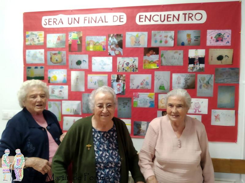 Entre los dibujos también hay dedicatorias de sus nietos y bisnietos 
