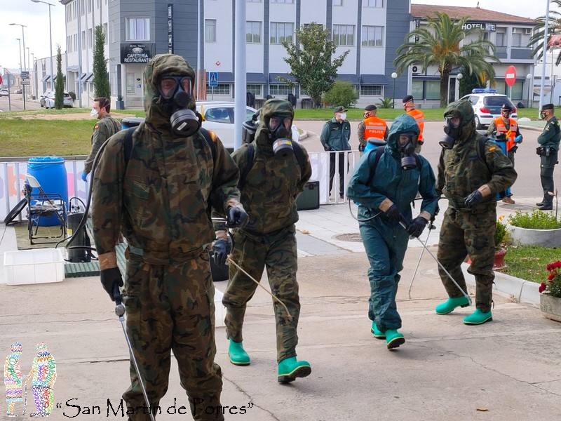 Miembros de la UME se disponen a entrar en la residencia de mayores San Martín de Porres 