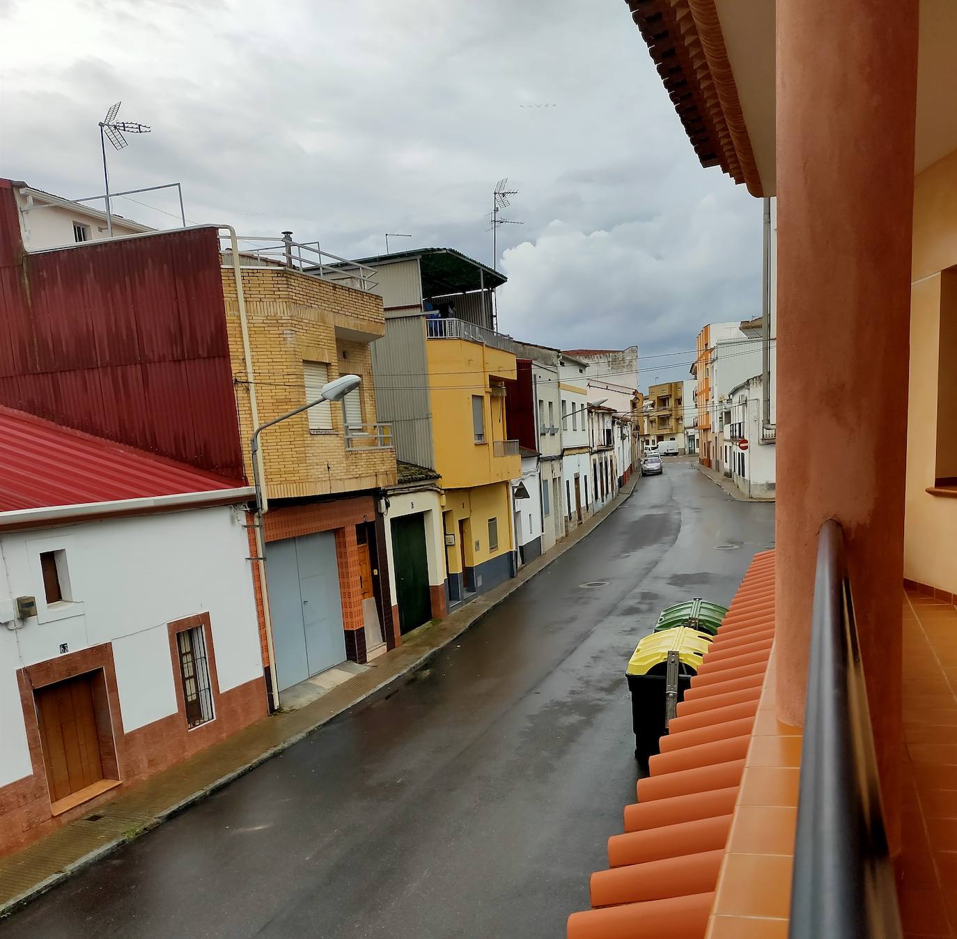 Mediante la iniciativa turística y cultural 'A través de tu ventana', impulsada por el Ayuntamiento, los vecinos de Miajadas comparten las vistas que poseen desde sus ventanas, balcones o terrazas para que todos puedan seguir paseando por sus calles. La calle Infanta Cristina, la avenida Cruz de los Pajares, calle Faldiego, avenida Trujillo, calle Los almendros, calle Andrés Segovia, Los naranjos, plaza La Llanada, el parque de Los Mártires, calle Dos de mayo, calle Castelar, el barrio La estación, la calle Paloma, calle Alfredo Kraus, calle Prim, el barrio de Las 100 viviendas, calle Palacios, calle Canteros, Salvador Dalí, avenida García Siñeriz, calle Medellín, Picasso, Obra Pía, la calle Juan de Ávalos, Acacias, Martín Cerezo, la plaza Santa Teresa o la calle Corredera son algunos de los hermosos rincones de la localidad, vistos ahora con otros ojos. 