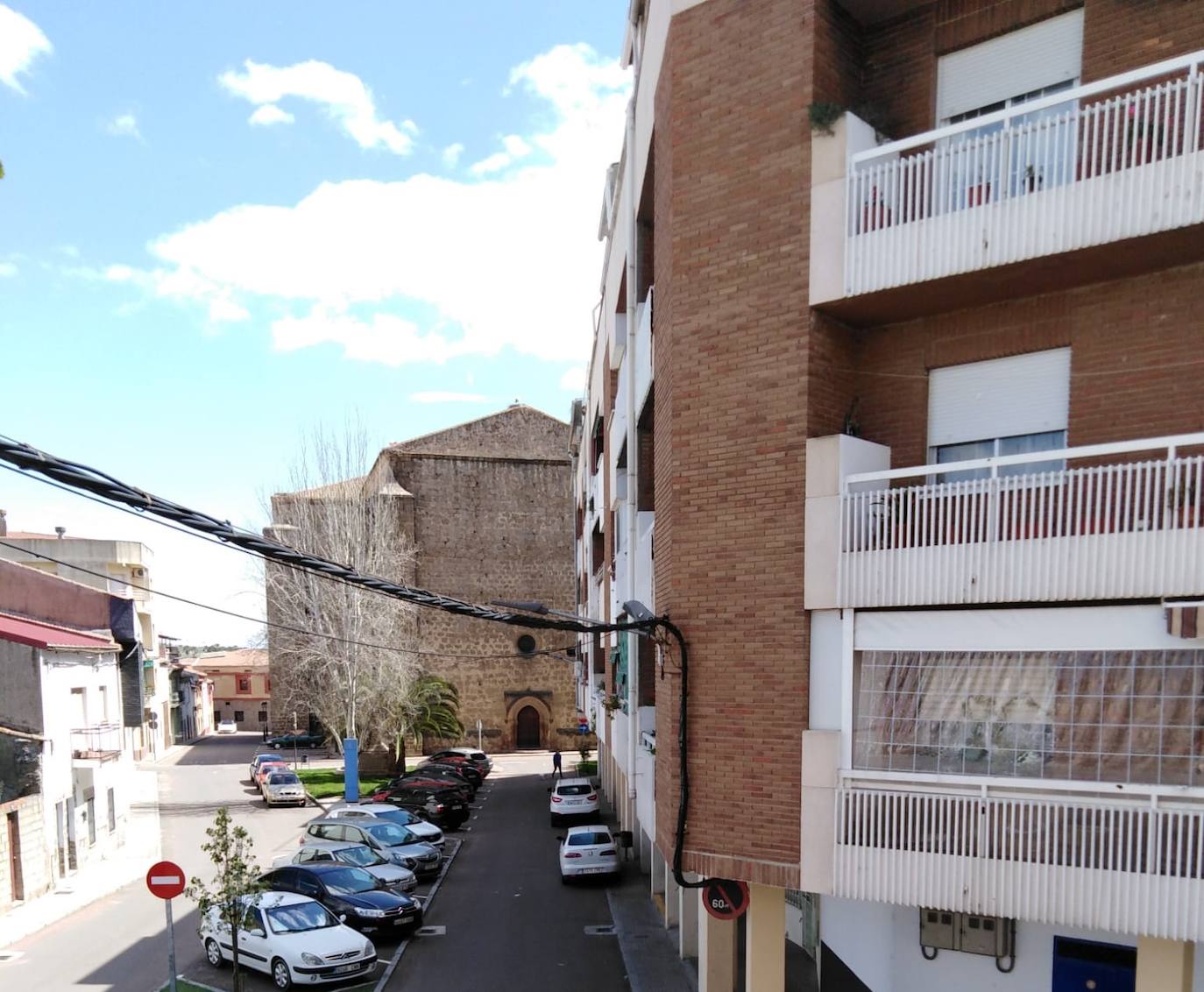 Mediante la iniciativa turística y cultural 'A través de tu ventana', impulsada por el Ayuntamiento, los vecinos de Miajadas comparten las vistas que poseen desde sus ventanas, balcones o terrazas para que todos puedan seguir paseando por sus calles. La calle Infanta Cristina, la avenida Cruz de los Pajares, calle Faldiego, avenida Trujillo, calle Los almendros, calle Andrés Segovia, Los naranjos, plaza La Llanada, el parque de Los Mártires, calle Dos de mayo, calle Castelar, el barrio La estación, la calle Paloma, calle Alfredo Kraus, calle Prim, el barrio de Las 100 viviendas, calle Palacios, calle Canteros, Salvador Dalí, avenida García Siñeriz, calle Medellín, Picasso, Obra Pía, la calle Juan de Ávalos, Acacias, Martín Cerezo, la plaza Santa Teresa o la calle Corredera son algunos de los hermosos rincones de la localidad, vistos ahora con otros ojos. 