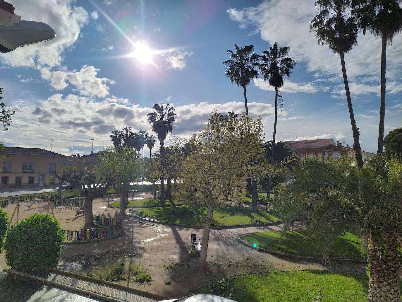 Mediante la iniciativa turística y cultural 'A través de tu ventana', impulsada por el Ayuntamiento, los vecinos de Miajadas comparten las vistas que poseen desde sus ventanas, balcones o terrazas para que todos puedan seguir paseando por sus calles. La calle Infanta Cristina, la avenida Cruz de los Pajares, calle Faldiego, avenida Trujillo, calle Los almendros, calle Andrés Segovia, Los naranjos, plaza La Llanada, el parque de Los Mártires, calle Dos de mayo, calle Castelar, el barrio La estación, la calle Paloma, calle Alfredo Kraus, calle Prim, el barrio de Las 100 viviendas, calle Palacios, calle Canteros, Salvador Dalí, avenida García Siñeriz, calle Medellín, Picasso, Obra Pía, la calle Juan de Ávalos, Acacias, Martín Cerezo, la plaza Santa Teresa o la calle Corredera son algunos de los hermosos rincones de la localidad, vistos ahora con otros ojos. 