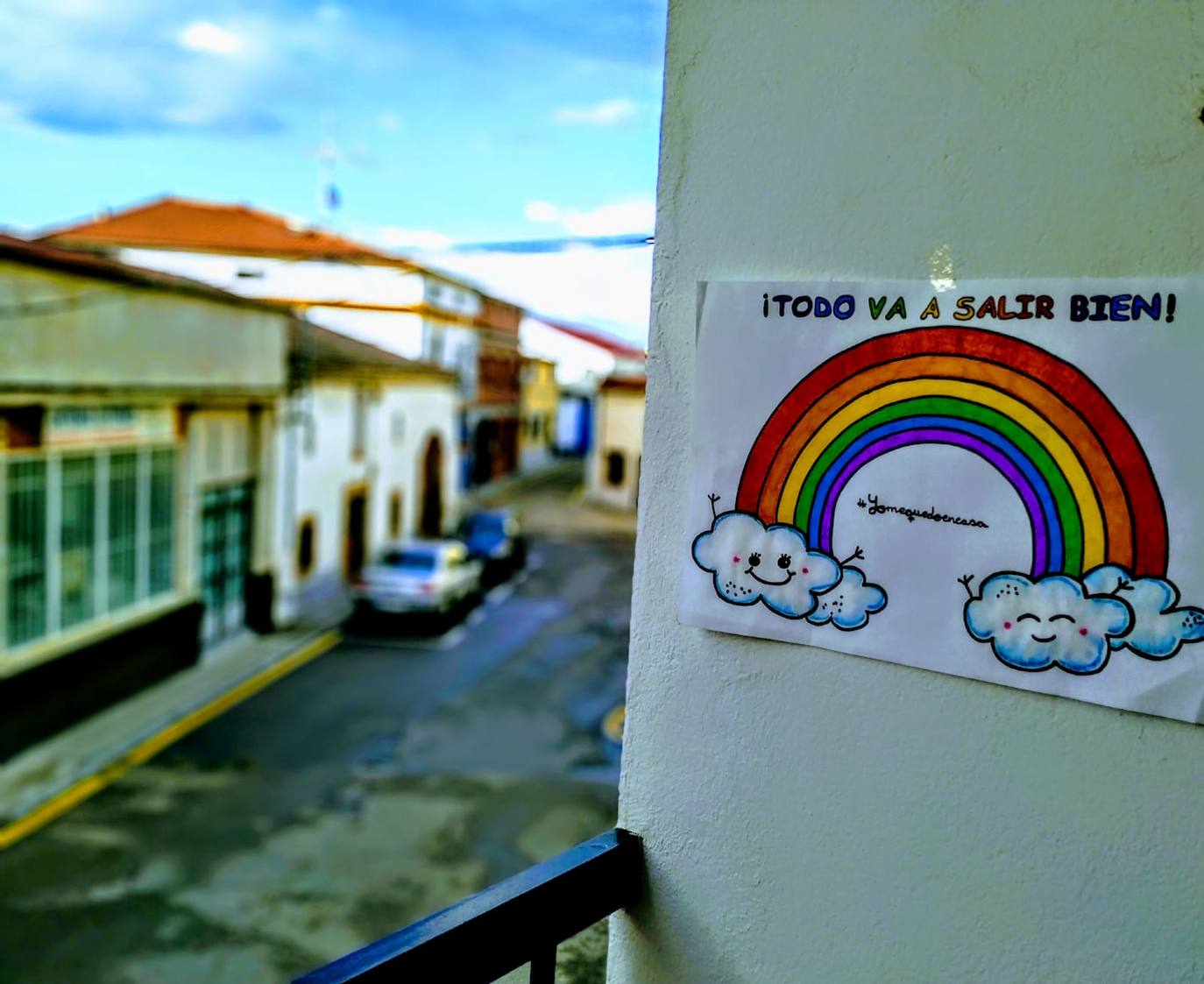 Mediante la iniciativa turística y cultural 'A través de tu ventana', impulsada por el Ayuntamiento, los vecinos de Miajadas comparten las vistas que poseen desde sus ventanas, balcones o terrazas para que todos puedan seguir paseando por sus calles. La calle Infanta Cristina, la avenida Cruz de los Pajares, calle Faldiego, avenida Trujillo, calle Los almendros, calle Andrés Segovia, Los naranjos, plaza La Llanada, el parque de Los Mártires, calle Dos de mayo, calle Castelar, el barrio La estación, la calle Paloma, calle Alfredo Kraus, calle Prim, el barrio de Las 100 viviendas, calle Palacios, calle Canteros, Salvador Dalí, avenida García Siñeriz, calle Medellín, Picasso, Obra Pía, la calle Juan de Ávalos, Acacias, Martín Cerezo, la plaza Santa Teresa o la calle Corredera son algunos de los hermosos rincones de la localidad, vistos ahora con otros ojos. 