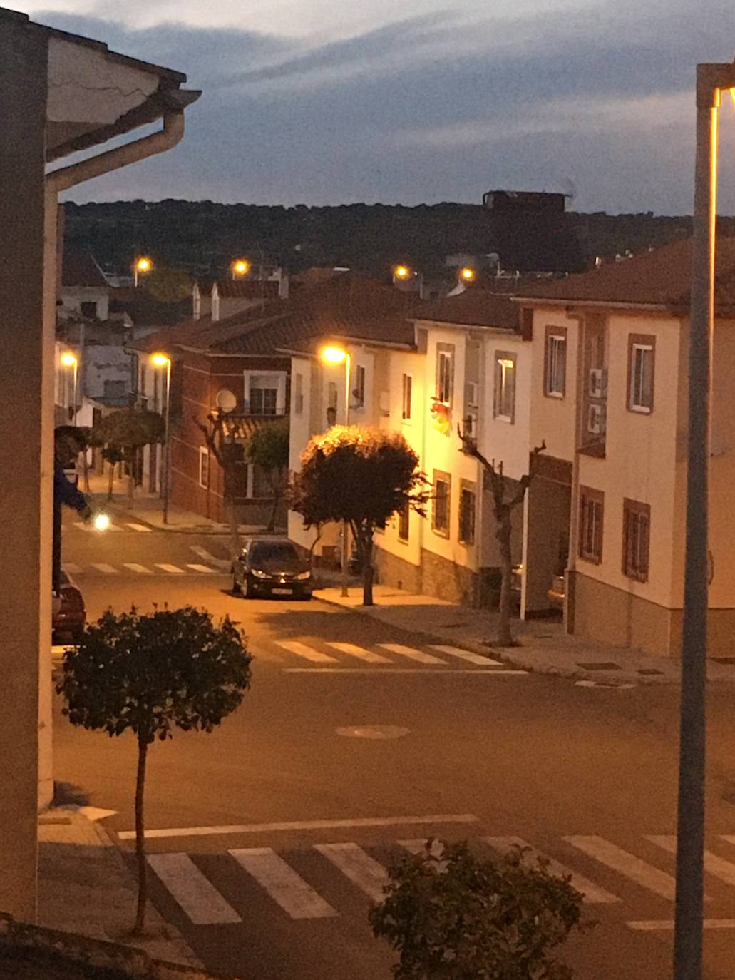 Mediante la iniciativa turística y cultural 'A través de tu ventana', impulsada por el Ayuntamiento, los vecinos de Miajadas comparten las vistas que poseen desde sus ventanas, balcones o terrazas para que todos puedan seguir paseando por sus calles. La calle Infanta Cristina, la avenida Cruz de los Pajares, calle Faldiego, avenida Trujillo, calle Los almendros, calle Andrés Segovia, Los naranjos, plaza La Llanada, el parque de Los Mártires, calle Dos de mayo, calle Castelar, el barrio La estación, la calle Paloma, calle Alfredo Kraus, calle Prim, el barrio de Las 100 viviendas, calle Palacios, calle Canteros, Salvador Dalí, avenida García Siñeriz, calle Medellín, Picasso, Obra Pía, la calle Juan de Ávalos, Acacias, Martín Cerezo, la plaza Santa Teresa o la calle Corredera son algunos de los hermosos rincones de la localidad, vistos ahora con otros ojos. 