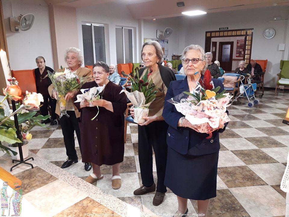 Las madres ofrecieron sus ramos de flores durante la celebración de la Palabra para dar las gracias 