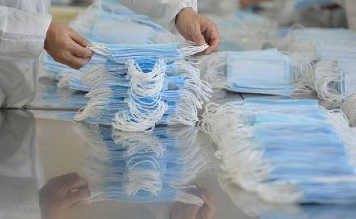 El lunes comenzaron a repartir mascarillas sanitarias entre los distintos negocios 
