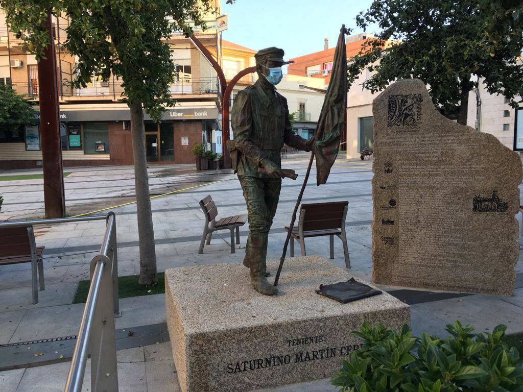 La estatua del Teniente Saturnino Martín Cerezo, en la Plaza de España, ha amanecido con ella puesta 