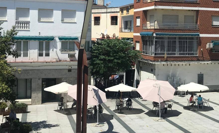Distancia de seguridad en las mesas de la terraza del Café Bar Ágora, en la Plaza de España de Miajadas 