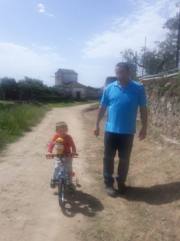 Primero fueron los niños quienes salieron a la calle y una semana después los adultos. Los miajadeños grandes y pequeños van ganando, poco a poco, espacios a la normalidad y al disfrute. Los niños, felices, hacen uso de todas las ganas que han acumulado durante el confinamiento. Los deportistas, por su parte, no se lo piensan dos veces, cogen la equipación y salen a disfrutar de su deporte favorito. 