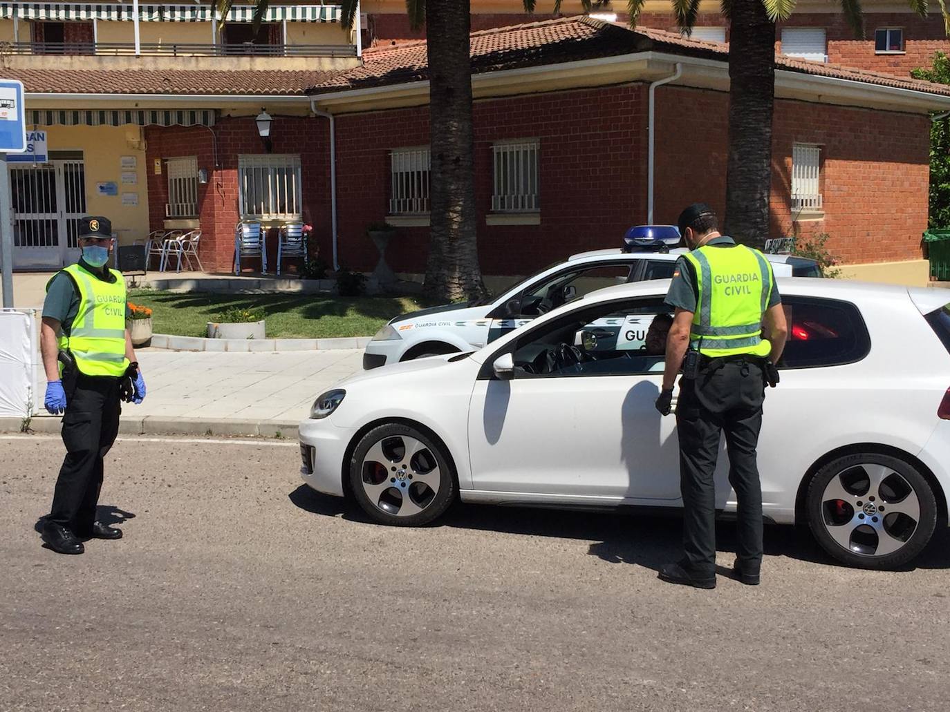 Control a las puertas de la residencia de mayores San Martín de Porres 