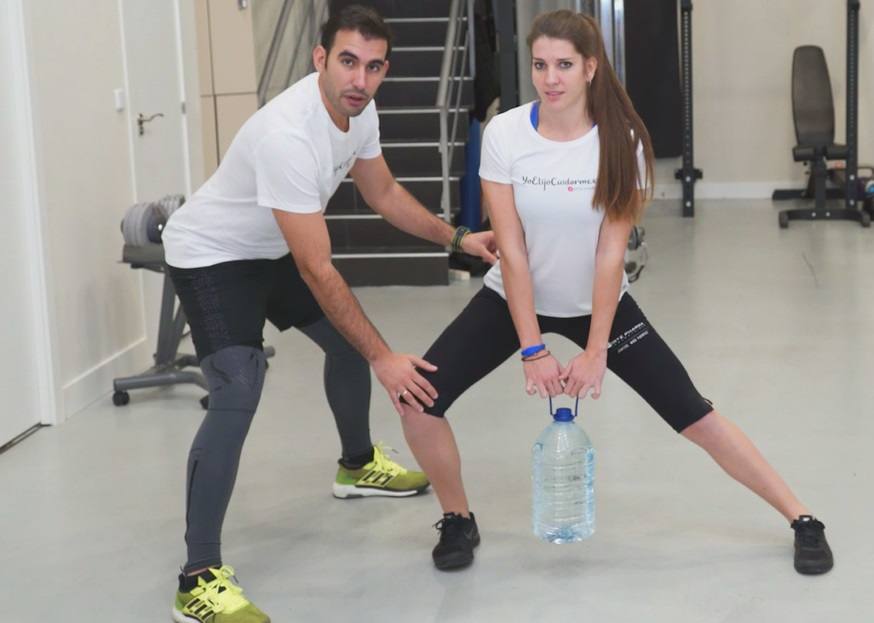 Clase de fuerza Kettlebell con garrafas de cinco litros de agua 